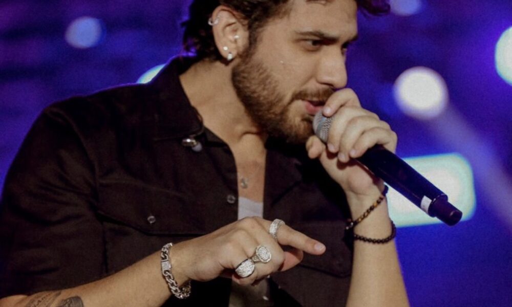 Vídeo: Gustavo Mioto protagoniza momento inusitado com fã durante show no Balneário de Atafona