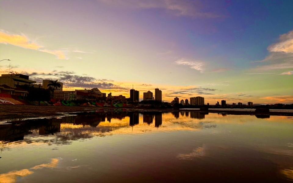 Imagens registram lindo fim de tarde e anunciam fim de semana de tempo firme