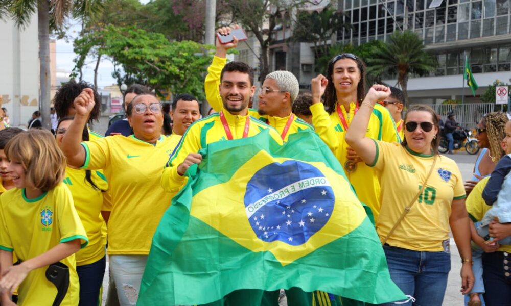 Atletas da Seleção Brasileira de futebol unificado formada por atletas Paraesporte/Uenf/Enel de Campos campeões invictos da III Copa do Mundo de Futebol Unificado desfilaram em carro aberto pelas ruas de Campos dos Goytacazes