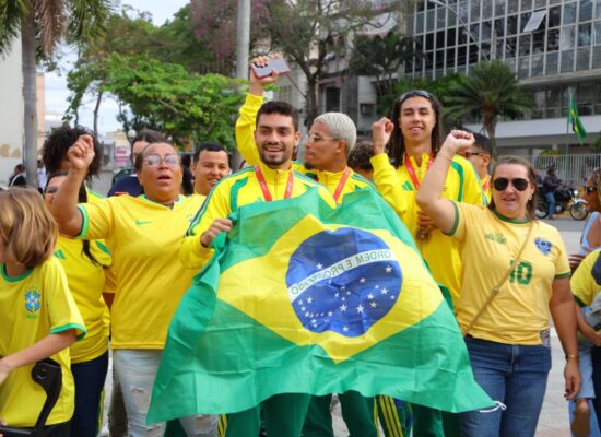 Atletas da Seleção Brasileira de futebol unificado formada por atletas Paraesporte/Uenf/Enel de Campos campeões invictos da III Copa do Mundo de Futebol Unificado desfilaram em carro aberto pelas ruas de Campos dos Goytacazes