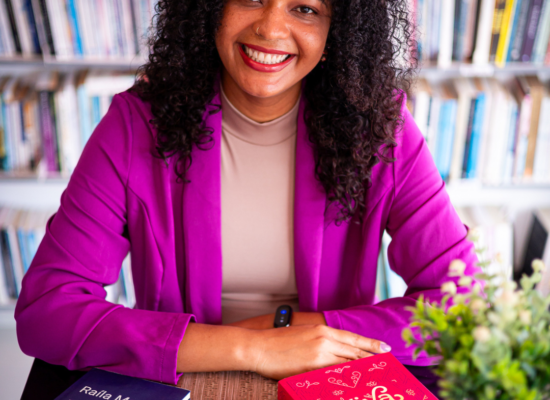 Livro de Raíla Maciel promove rodas de conversa sobre memória, identidade e literatura negra em Campos e Grussaí