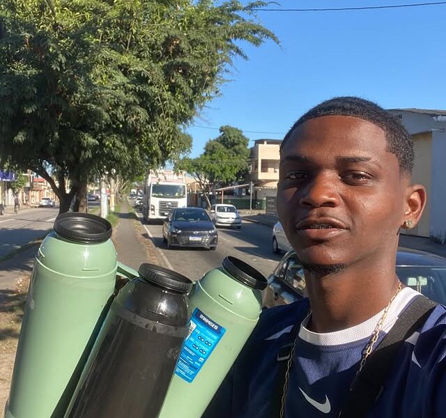 Jovem campista viraliza na internet vendendo café no sinal